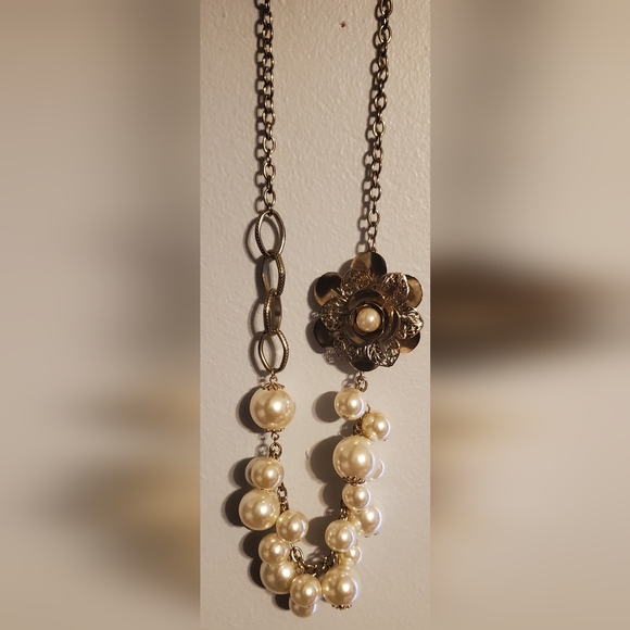 Pearl Flower Necklace - Picture 7 of 8